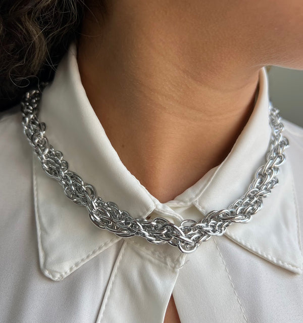 COLAR CORRENTES ENTRELAÇADAS- BIJU FINA