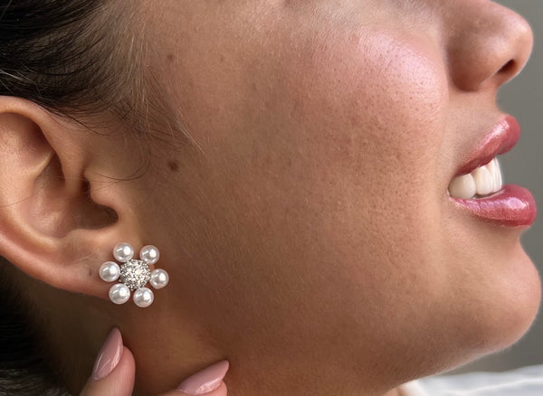 BRINCO FLOR PÉROLA - BIJU FINA