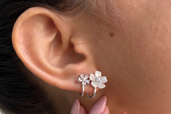 BRINCO ARGOLA COM FLORES - BIJU FINA