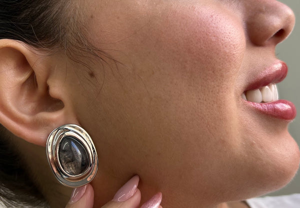 BRINCO BOTÃO OVAL - BIJU FINA