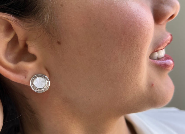 BRINCO MADREPÉROLA REDONDO - BIJU FINA